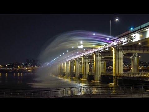 Banpo Bridge Moonlight Rainbow Water Fountain Show in Seoul, South Korea