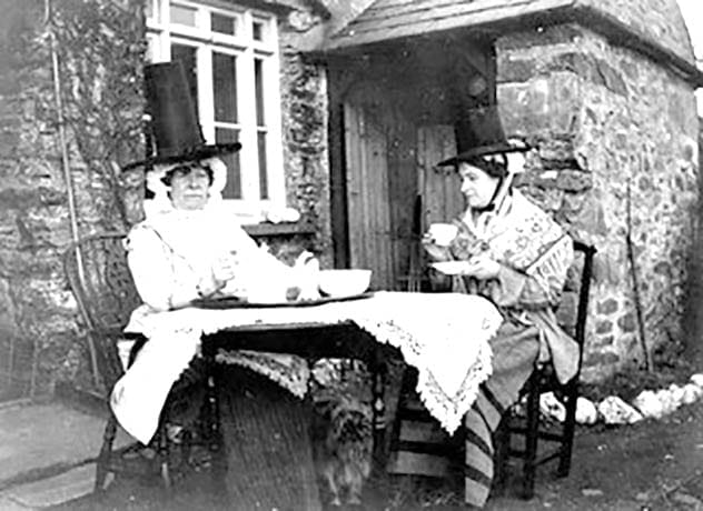 Women wearing Yr Het Gymreig hats in Wales