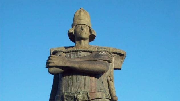 Corte Real statue