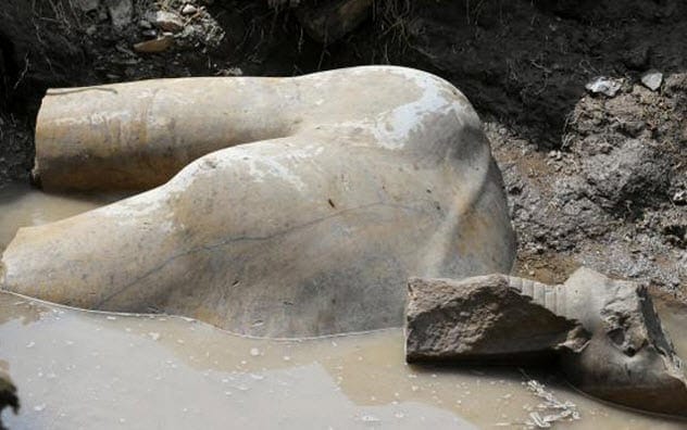 1-egyptian-statue-in-groundwater