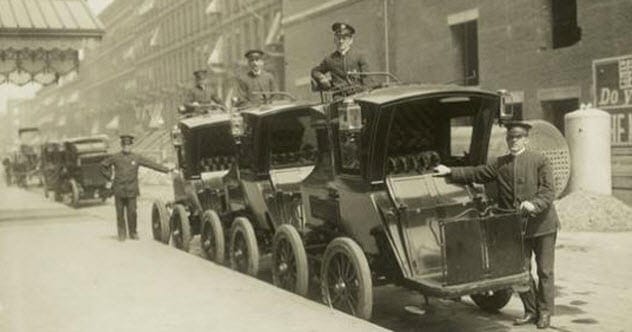 Early Manhattan taxis from 1899, pre-dating the yellow cabs
