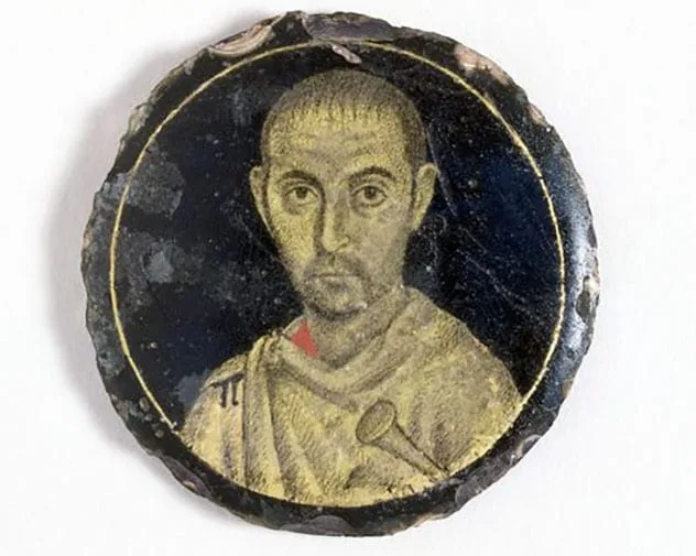 Roman gold glass portrait showing a detailed face