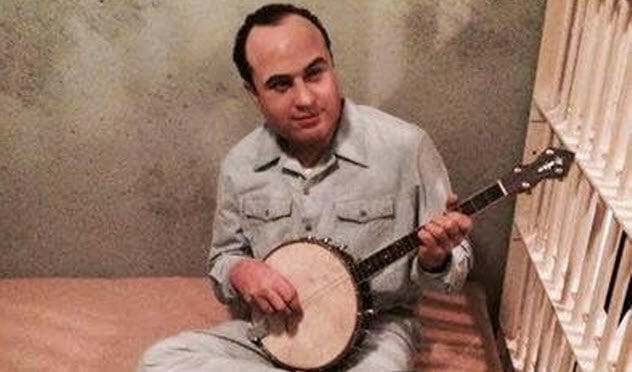 Illustration of Al Capone playing the banjo alone in Alcatraz.