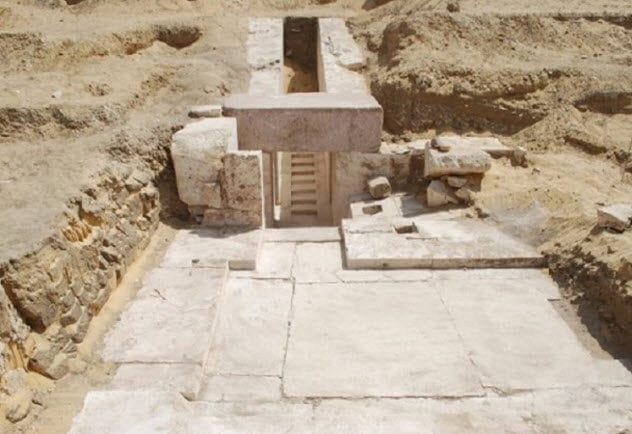 9a-13-th-dynasty-pyramid