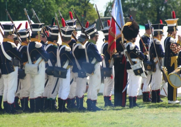 Revolutionary War soldiers in darker, practical uniforms