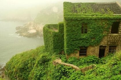 10 Awe-Inspiring Deserted Places Overtaken by Nature