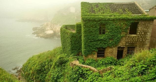 10 Awe-Inspiring Deserted Places Overtaken by Nature