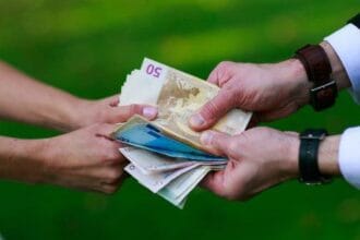 10 Vicious Inheritance Fights: Billionaire Family Feuds