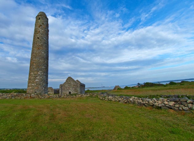 Inis Cathaigh Ireland island with grass and water
